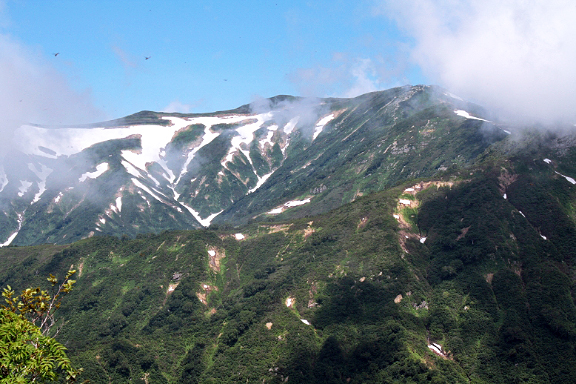 疣岩山から飯豊本山