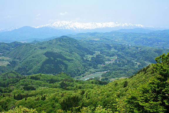 飯豊連峰を望む