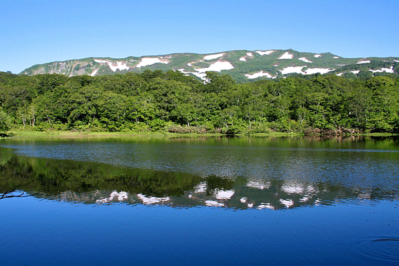 残雪の焼石連峰（中沼から）