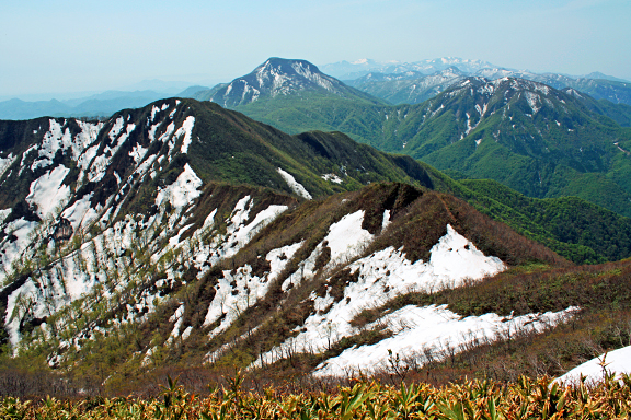 中面白山の残雪模様と二口山塊