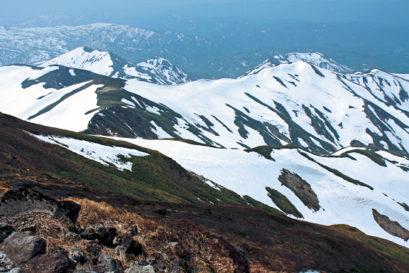残雪の月山
