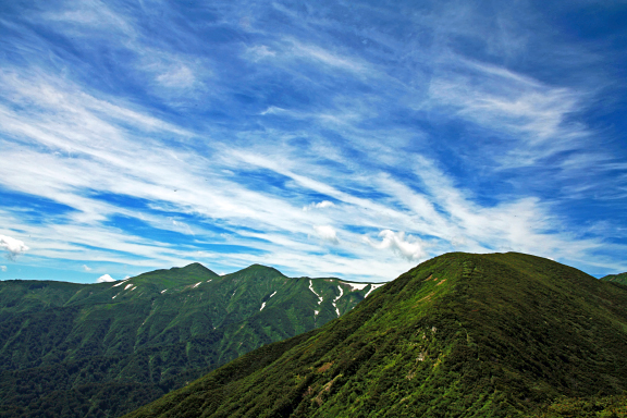 清太岩山から望む朝日連峰主稜