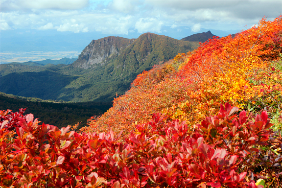 白髪山から黒伏山塊を望む