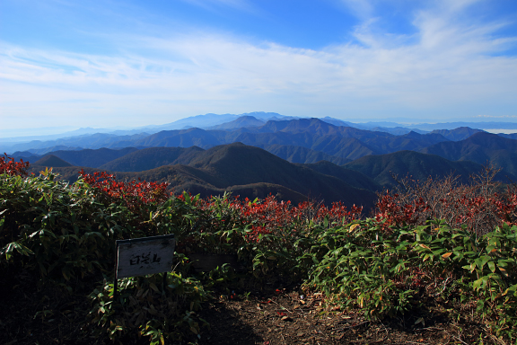 白髪山から奥羽の山並みを望む