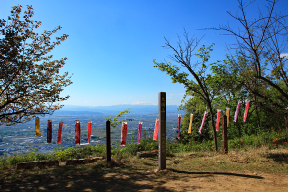 石ポロ山見晴台から月山を望む