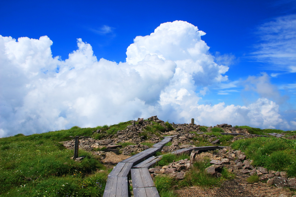 月山と夏雲