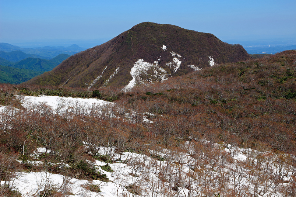 山形神室岳より仙台神室岳を望む