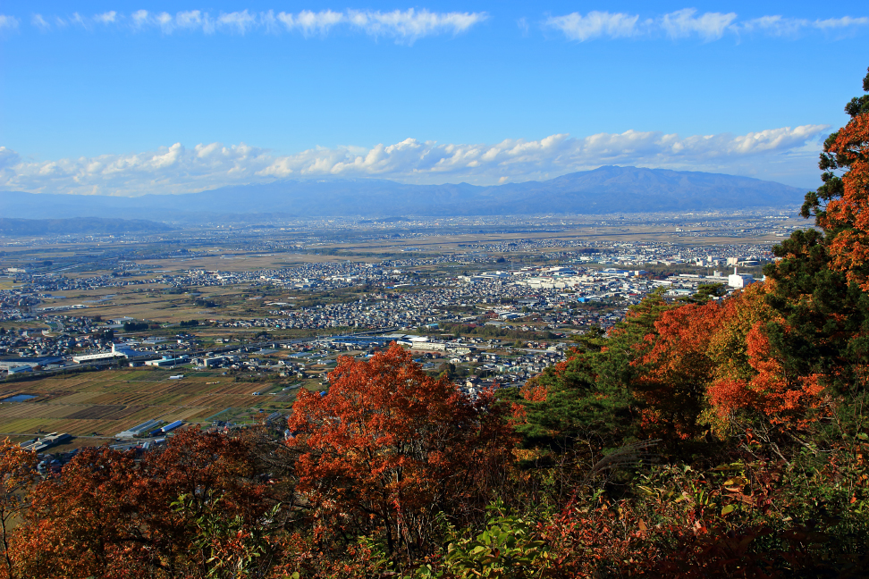 山形市北部と月山、葉山の眺望
