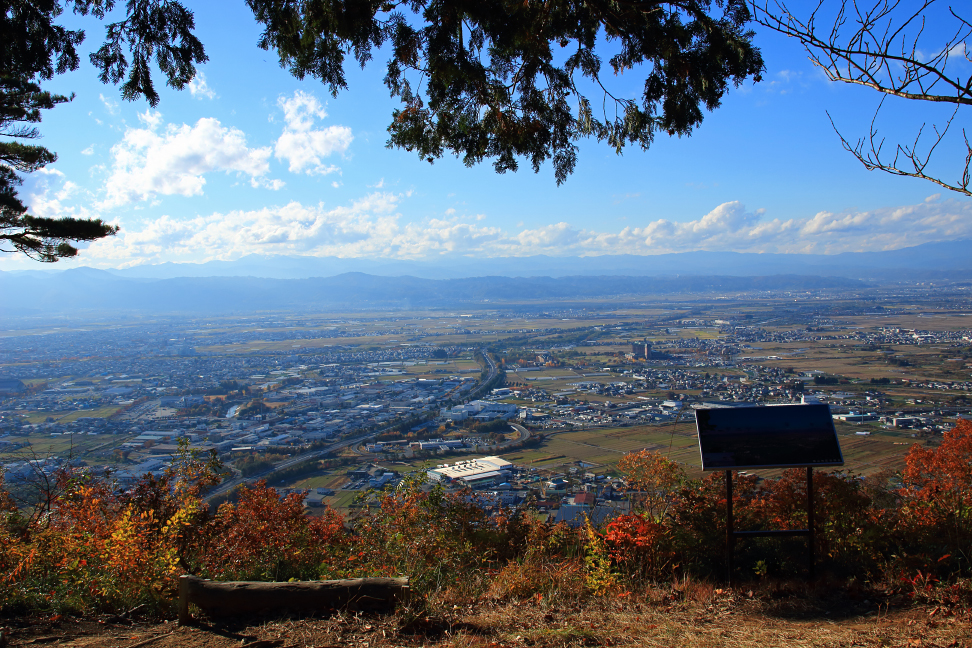 山形市北部、遠く朝日連峰の眺望